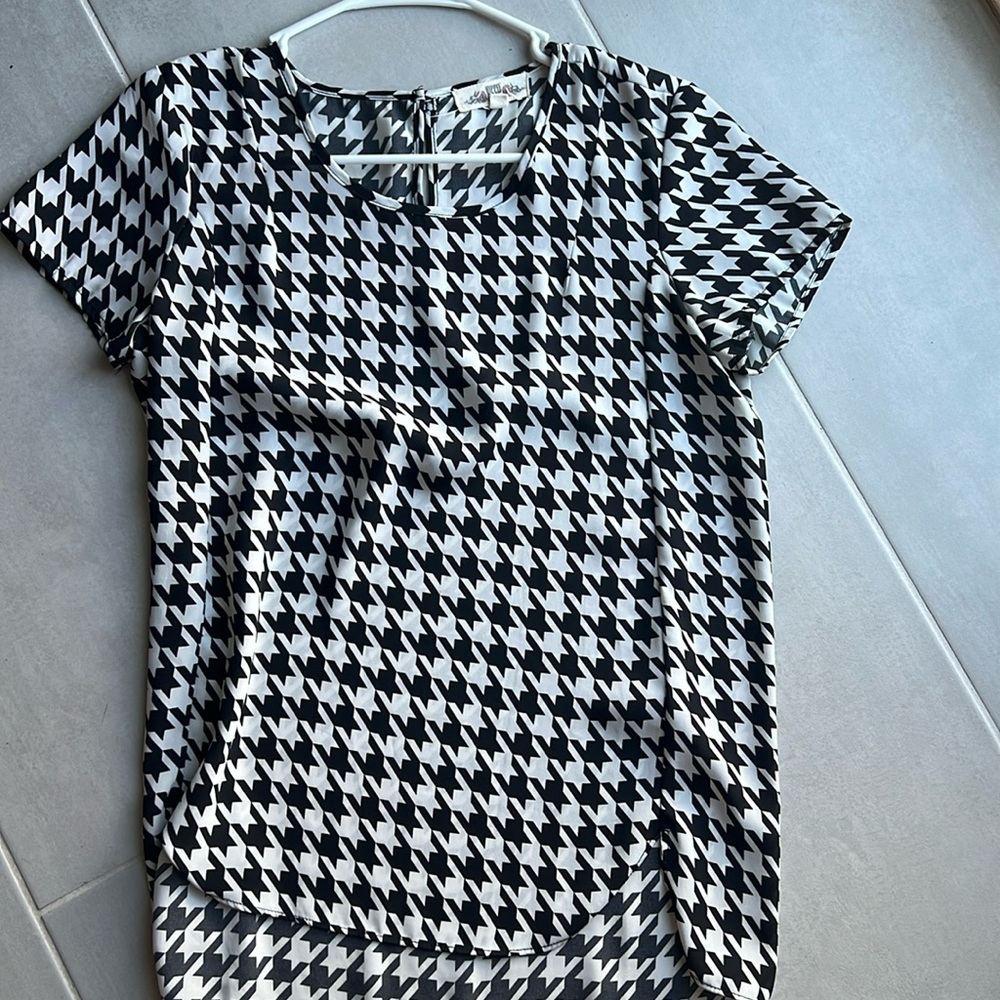 Checkered women’s short sleeve blouse